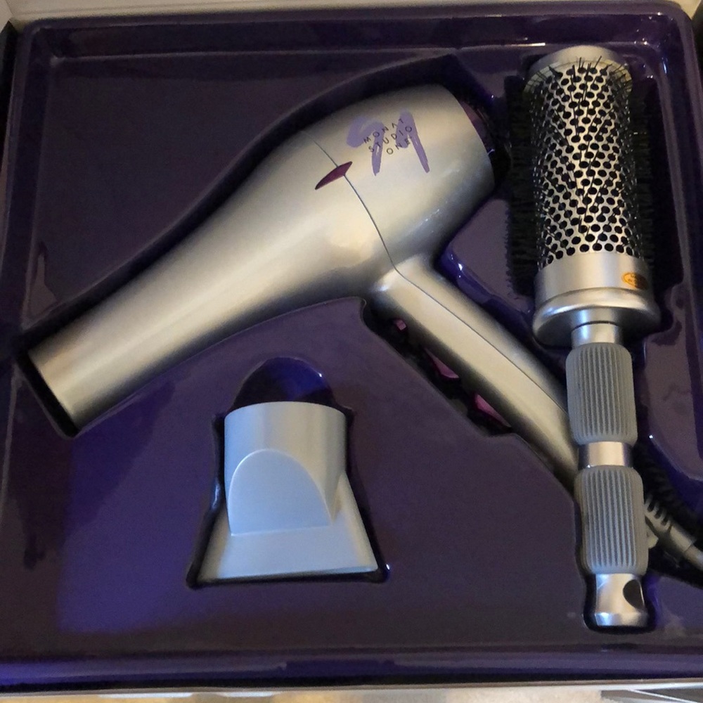 Monat Blow dryer and Brush set